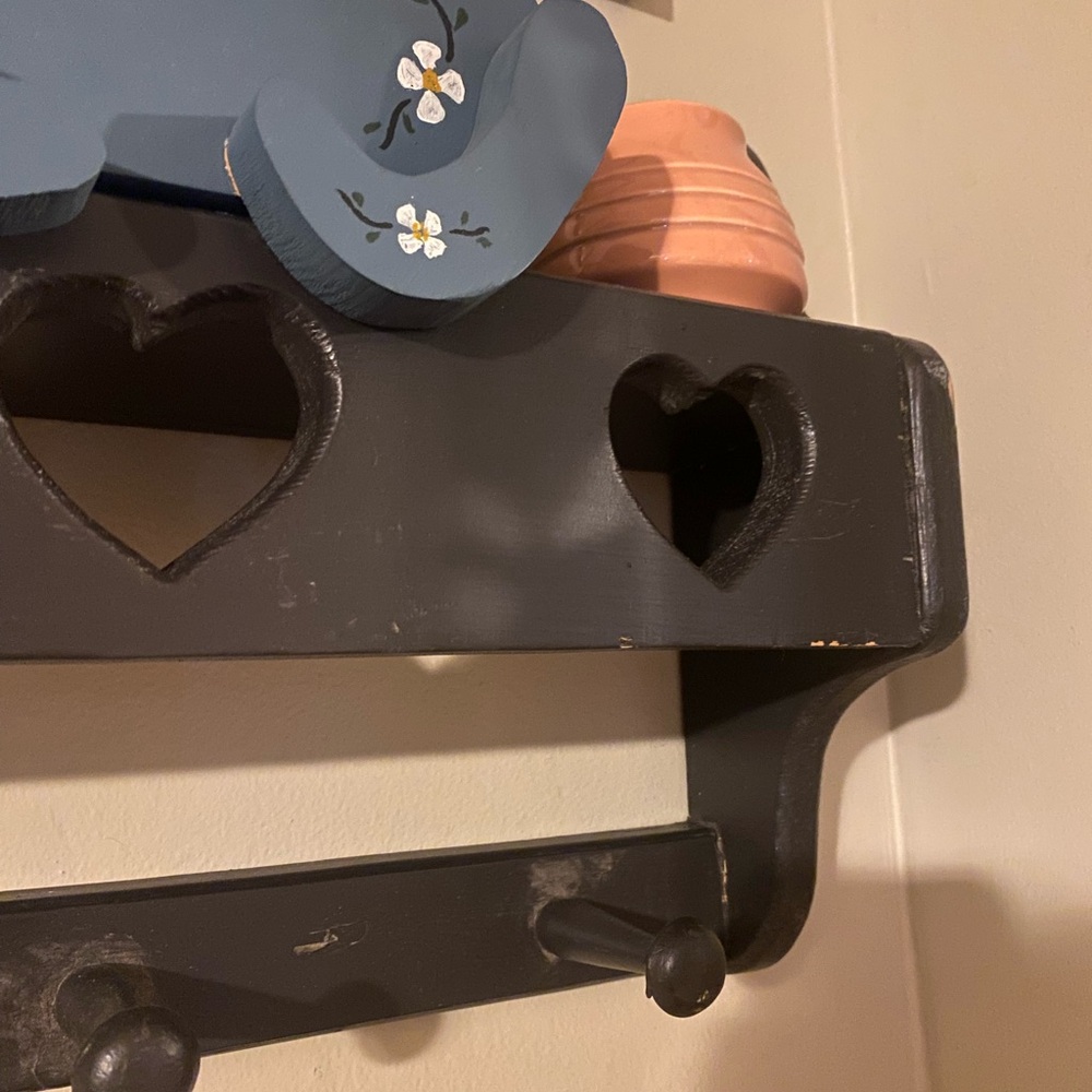Vintage Cottagecore wooden heart trinket shelf with peg hooks - Picture 3 of 11